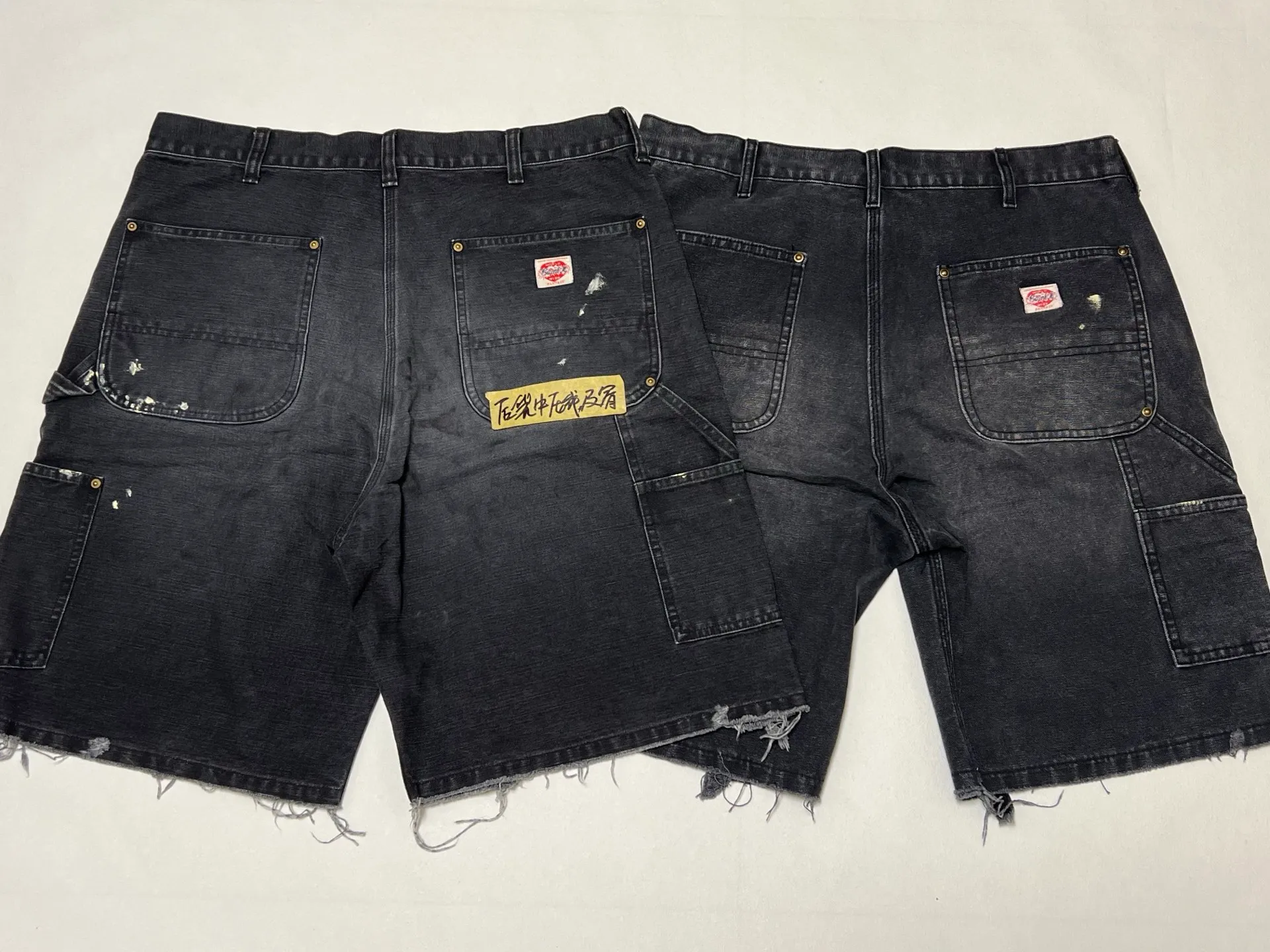 Original proofing SAINT Mxxxxxx DOUBLE KNEE SHORTS/BLK Knee patches splashed with ink, washed and damaged denim shorts. Washed black S-XL. Custom woven and dyed denim fabric with clear texture. Heavy washing and water fading to create local mottled fading/hole effects. Artificial distressing to simulate natural wearing marks. VINTAGE sense. Original consistent damage treatment. Hand splashed ink and paint. Original consistent wash mark/pocket mark. Double knee patches. Rivet reinforcement. Improve functionality while enhancing design